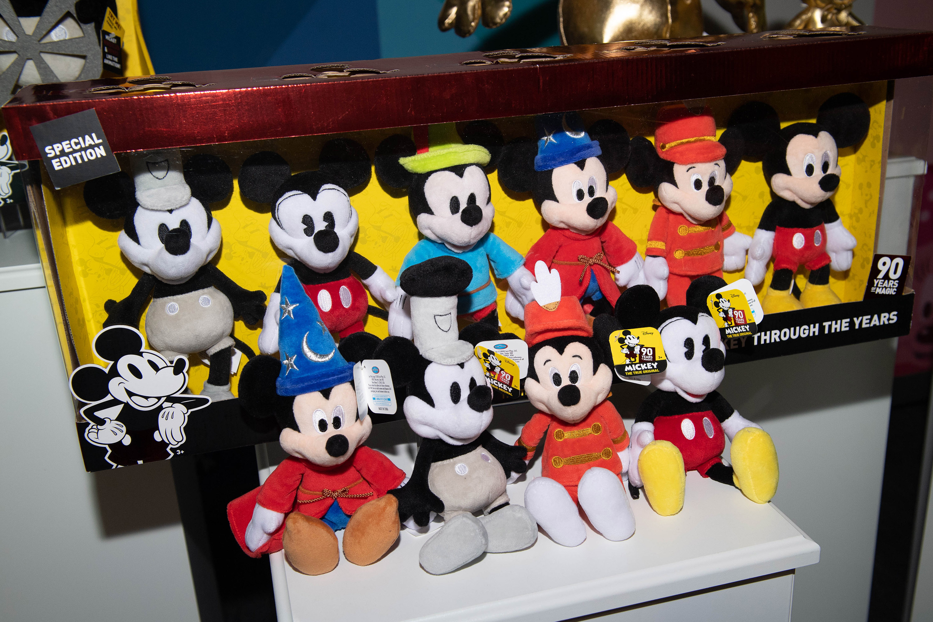 Mickeys 90 Anniversary- LatAm Fam trip Day 2 Edição comemorativa mostra a evolução de Mickey em bonecos de pelúcia