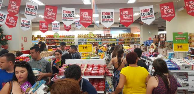 Fila do caixa na Lojas Americanas do Centro de São Paulo da voltas nos corredores durante a Black Friday