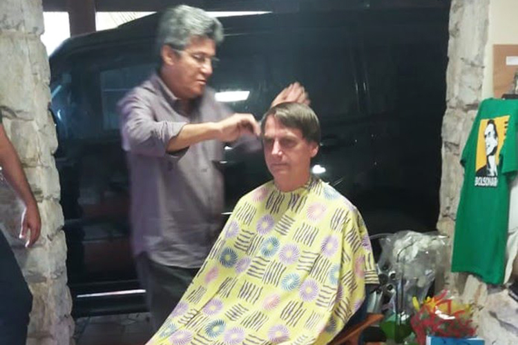 Jair Bolsonaro corta cabelo em sua casa Jair Bolsonaro corta cabelo em sua casa