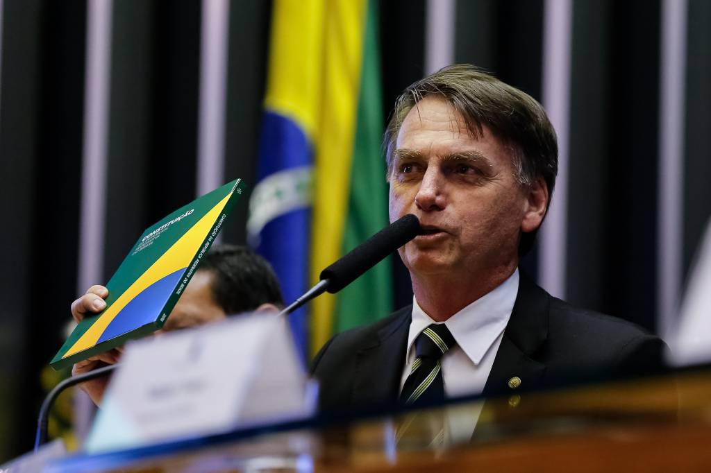 Por ameaças a Bolsonaro, uso de carro aberto será decidido no dia da posse