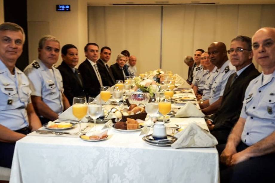 O presidente eleito Jair Bolsonaro participa de um café da manhã com Oficiais-Generais do Alto-Comando da Aeronáutica em Brasília - 07/11/2018 O presidente eleito Jair Bolsonaro participa de um café da manhã com Oficiais-Generais do Alto-Comando da Aeronáutica em Brasília - 07/11/2018