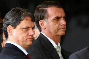 Tarcísio de Freitas e Jair Bolsonaro Governador de São Paulo defendeu aprovação da reforma tributária em oposição à orientação de Bolsonaro