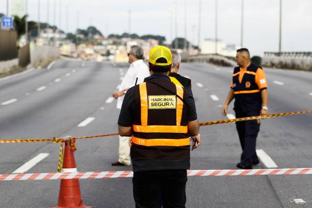 Viaduto cede na Marginal Pinheiros, altura do Parque Villa Lobos Viaduto cede na Marginal Pinheiros, altura do Parque Villa Lobos