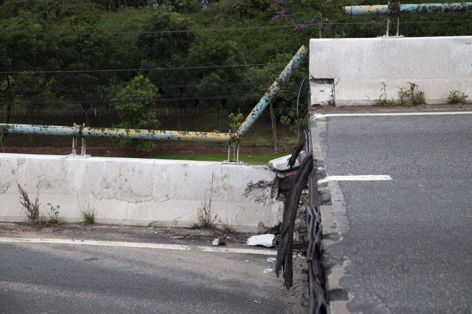 Equipes continuam o processo de escoramento do viaduto que cedeu na Marginal Pinheiros, na Zona Oeste de São Paulo - 16/11/2018