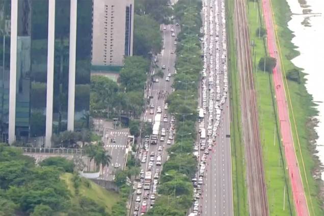 Viaduto cede na Marginal Pinheiros, altura do Parque Villa Lobos Viaduto cede na Marginal Pinheiros, altura do Parque Villa Lobos