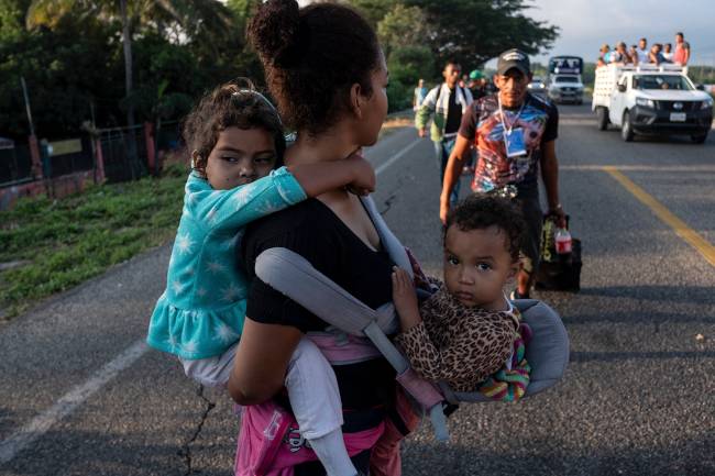 Crianças na caravana de imigrantes Crianças na caravana de imigrantes