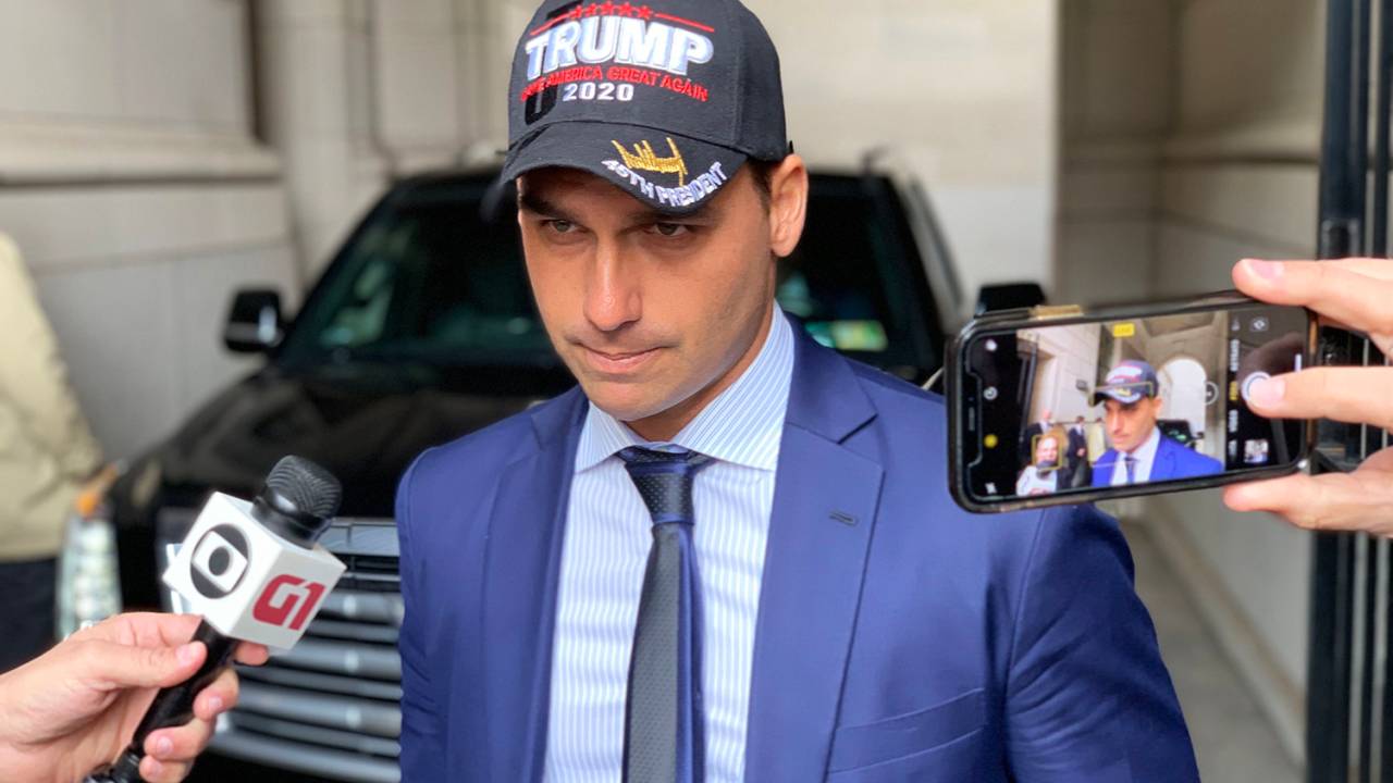 O deputado federal Eduardo Bolsonaro, filho do presidente eleito Jair Bolsonaro é visto boné que ganhou de apoiadores em Washington - 27/11/2018