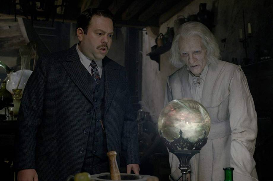 Dan Fogler e Brontis Jodorowsky em Animais Fantásticos: Os Crimes de Grindelwald