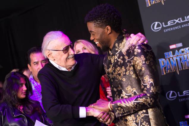 Stan Lee e Chadwick Boseman na cerimônia de estreia do filme Pantera Negra em Hollywood, Califórnia - 29/01/2018 Stan Lee e Chadwick Boseman na cerimônia de estreia do filme Pantera Negra em Hollywood, Califórnia - 29/01/2018