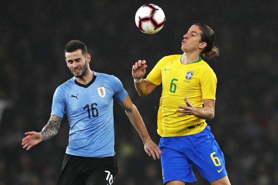 Gaston Pereiro (esq) disputa bola com Filipe Luis (dir), durante partida amistosa entre Brasil e Uruguai, realizada em Londres - 16/11/2018 Gaston Pereiro (esq) disputa bola com Filipe Luis (dir), durante partida amistosa entre Brasil e Uruguai, realizada em Londres - 16/11/2018