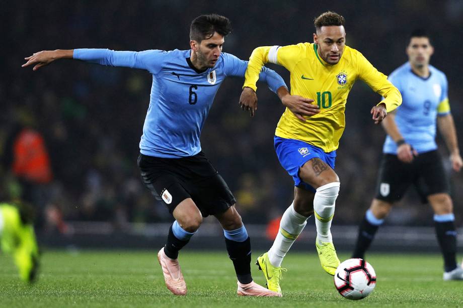 Neymar (dir) é marcado por Rodrigo Bentancur (esq), durante partida amistoso entre Brasil e Uruguai - 16/11/2018 Neymar (dir) é marcado por Rodrigo Bentancur (esq), durante partida amistoso entre Brasil e Uruguai - 16/11/2018