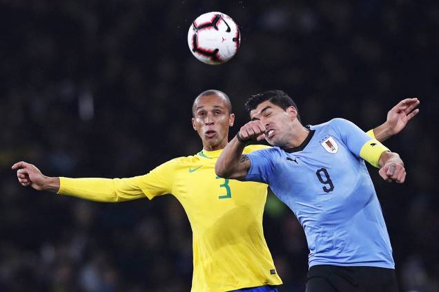 Miranda, da Seleção Brasileira, disputa bola com Luis Suarez, do Uruguai, em partida amistosa realizada em Londres - 16/11/2018 Miranda, da Seleção Brasileira, disputa bola com Luis Suarez, do Uruguai, em partida amistosa realizada em Londres - 16/11/2018