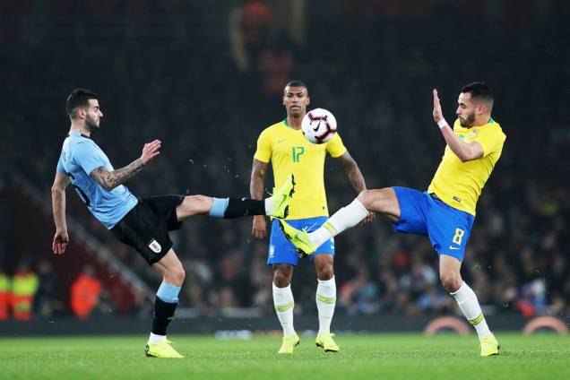 Gaston Pereiro (esq), disputa bola com Renato Augusto (dir), durante partida amistosa entre Brasil e Uruguai - 16/11/2018 Gaston Pereiro (esq), disputa bola com Renato Augusto (dir), durante partida amistosa entre Brasil e Uruguai - 16/11/2018