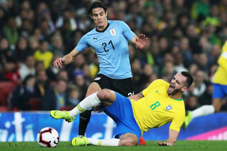 Edinson Cavani, do Uruguai, disputa bola com Renato Augusto, da Seleção Brasileira, durante partida amistosa realizada em Londres - 16/11/2018 Edinson Cavani, do Uruguai, disputa bola com Renato Augusto, da Seleção Brasileira, durante partida amistosa realizada em Londres - 16/11/2018