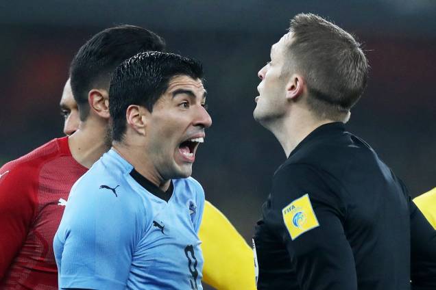 Luis Suarez discute com o árbitro Craig Pawson após ser marcado pênalti a favor da Seleção Brasileira - 16/11/2018 Luis Suarez discute com o árbitro Craig Pawson após ser marcado pênalti a favor da Seleção Brasileira - 16/11/2018
