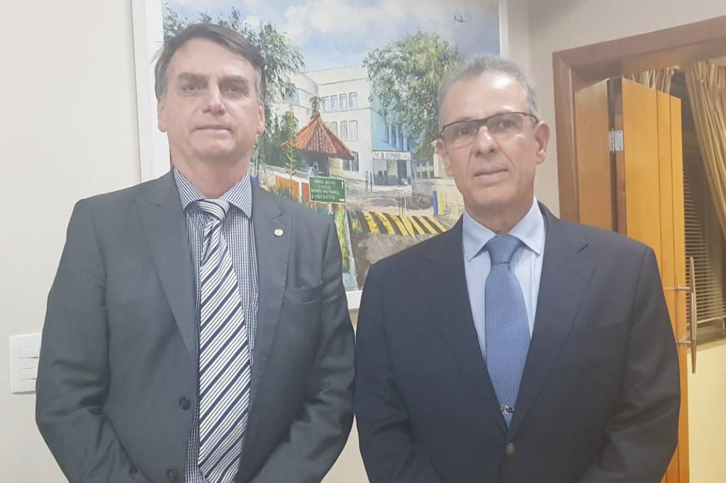 O novo general que caiu na máquina de moer de Bolsonaro