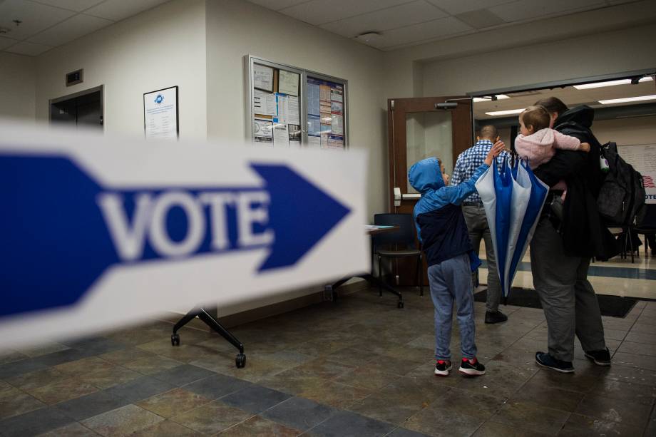 Mulher espera na fila com seus filhos antes de votar durante as eleições intermediárias em Lorton, Virgínia - 06/11/2018 Mulher espera na fila com seus filhos antes de votar durante as eleições intermediárias em Lorton, Virgínia - 06/11/2018