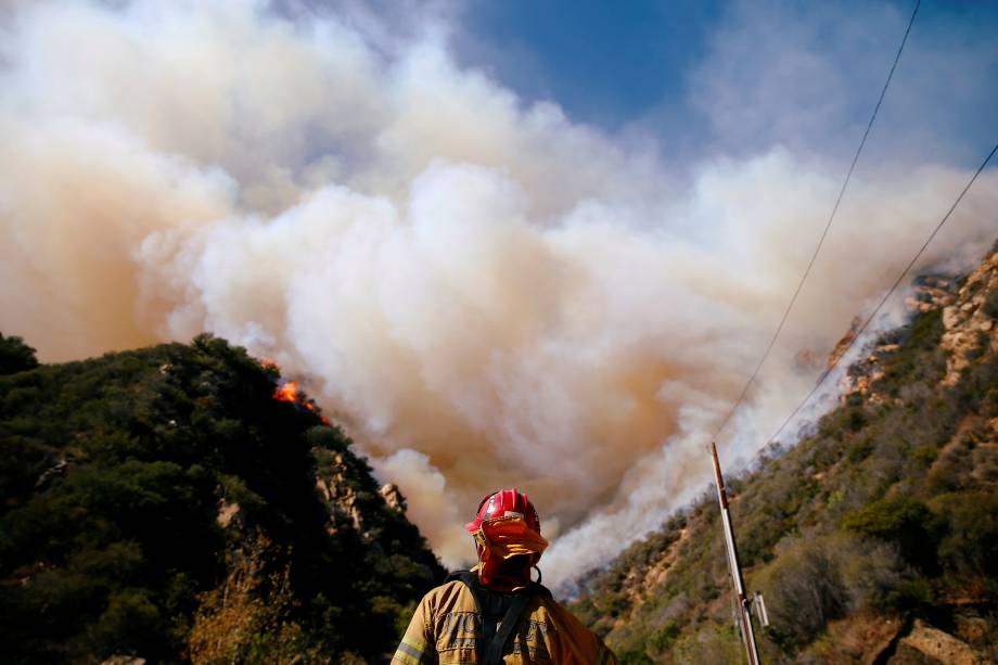 Bombeiros lutam contra o incêndio Woolsey em Malibu, Califórnia - 11/11/2018