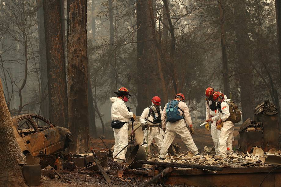 Equipes de resgate procuram por restos mortais em uma casa que foi destruída pelo incêndiao Camp Fire em Paradise, na Califórnia - 15/11/2018