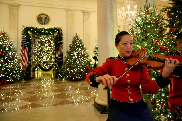 Membro da banda da marinha toca violino durante a visita da imprensa para conferir a decoração de Natal da Casa Branca em Washington, Estados Unidos - 26/11/2018 Membro da banda da marinha toca violino durante a visita da imprensa para conferir a decoração de Natal da Casa Branca em Washington, Estados Unidos - 26/11/2018