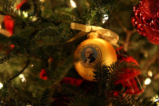 Ornamento de Natal representando o estado de Washington é usada como decoração de árvore na livraria da Casa Branca em Washington, Estados Unidos - 26/11/2018 Ornamento de Natal representando o estado de Washington é usada como decoração de árvore na livraria da Casa Branca em Washington, Estados Unidos - 26/11/2018