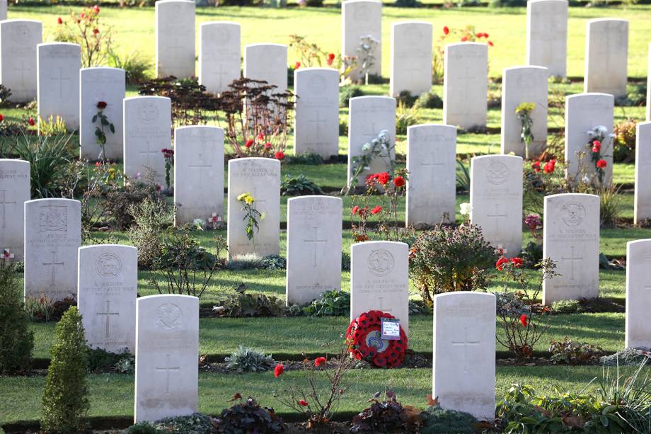 Flores são colocadas em túmulos do memorial fraco-britânico localizado em Thiepval, no norte da França - 09/11/2018