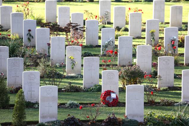 Flores são colocadas em túmulos do memorial fraco-britânico localizado em Thiepval, no norte da França - 09/11/2018 Flores são colocadas em túmulos do memorial fraco-britânico localizado em Thiepval, no norte da França - 09/11/2018