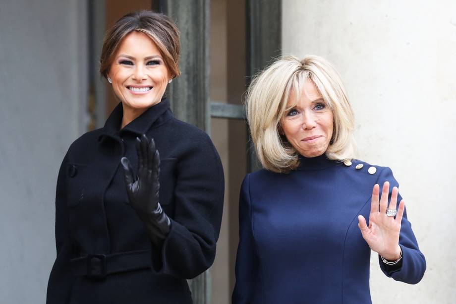 A primeira-dama americana Melania Trump e a primeira-dama francesa Brigitte Macron, posam para foto ao chegarem no Elysee Palace, em Paris - 10/11/2018