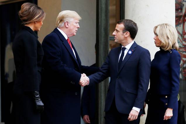O presidente americano Donald Trump e o presidente francês Emmanuel Macron se cumprimentam ao chegarem no Elysee Palace, em Paris, como parte das comemorações do centenário do fim da Primeira Guerra Mundial - 10/11/2018 O presidente americano Donald Trump e o presidente francês Emmanuel Macron se cumprimentam ao chegarem no Elysee Palace, em Paris, como parte das comemorações do centenário do fim da Primeira Guerra Mundial - 10/11/2018