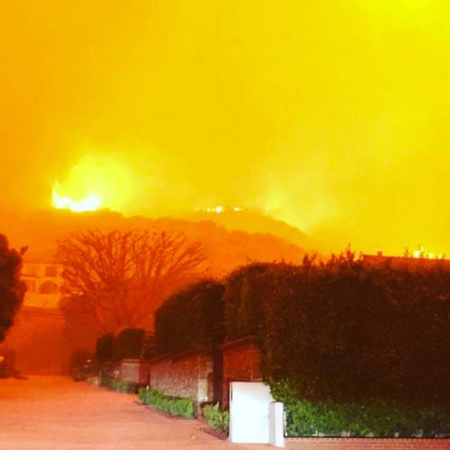 O ator Orlando Bloom publica foto da rua em que mora na cidade de Malibu, durante um incêndio de grandes proporções na Califórnia O ator Orlando Bloom publica foto da rua em que mora na cidade de Malibu, durante um incêndio de grandes proporções na Califórnia