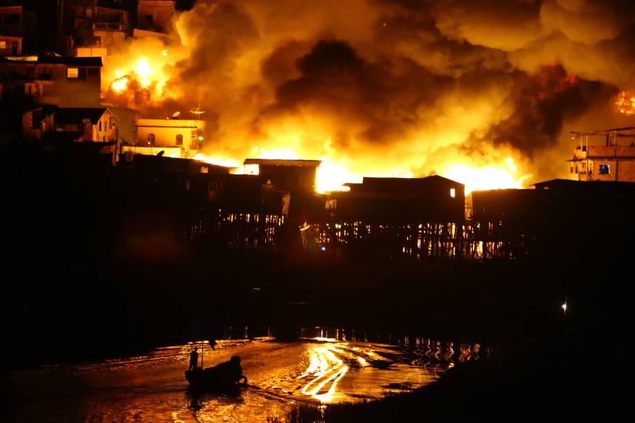 Incêndio de grandes proporções atingiu cerca de 600 casas no bairro de Educandos, zona sul de Manaus, no fim da noite da segunda-feira, 17. Ao menos quatro pessoas ficaram feridas. Até o momento, não há registro de mortes.