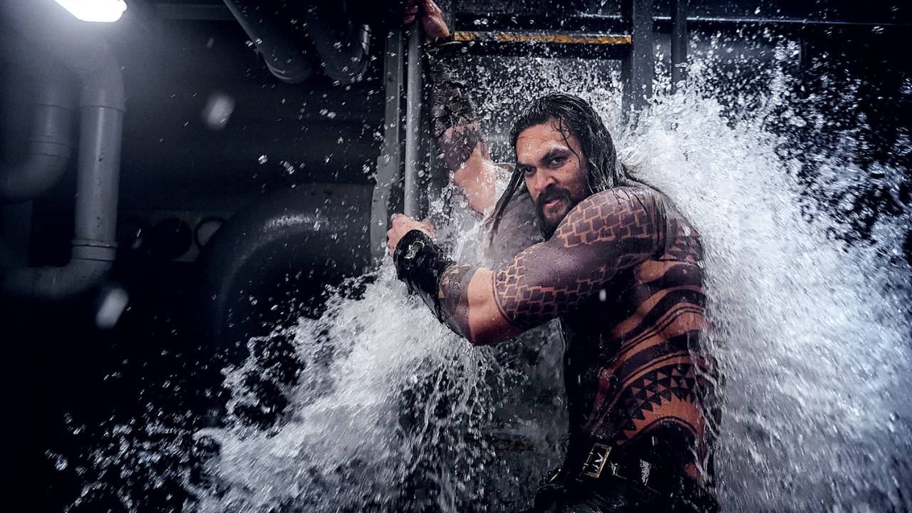 Peixe fora d’água - Momoa no papel do herói: um príncipe criado em terra e relutante em aceitar seu reino submarino