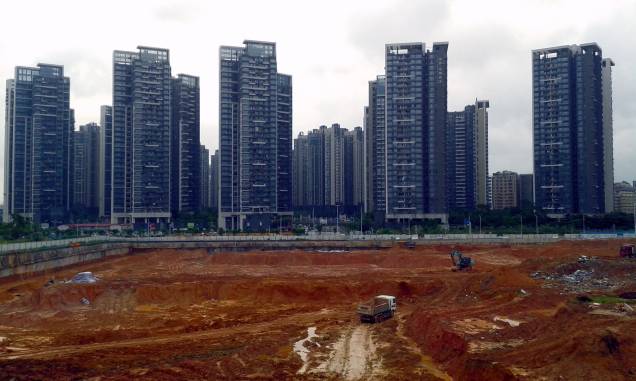 Prédios em construção em Shenzhen, China, na década de 1980 Prédios em construção em Shenzhen, China, na década de 1980