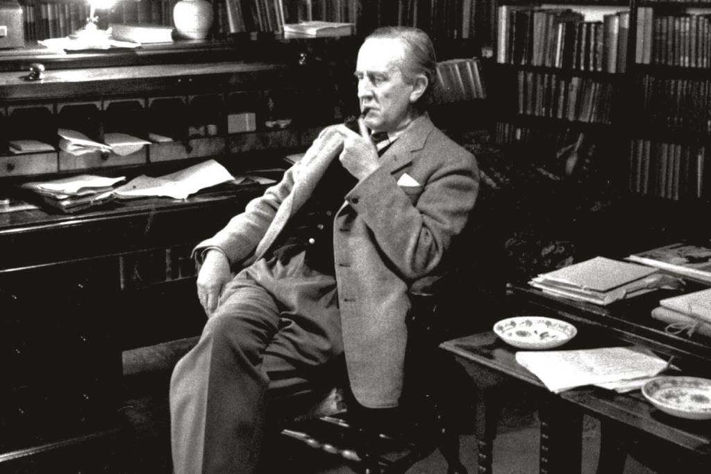 J-R-R-TOLKIEN-JOHN-RONALD-REUL-1955 O CLÁSSICO - Tolkien: sua Terra Média nasceu da paixão do autor por filologia