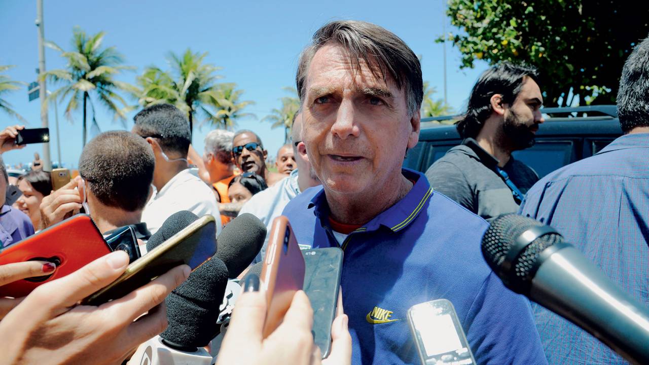 Surpreendente - Bolsonaro, na orla do Rio de Janeiro, em sua primeira fala sobre o caso do motorista: sem explicação