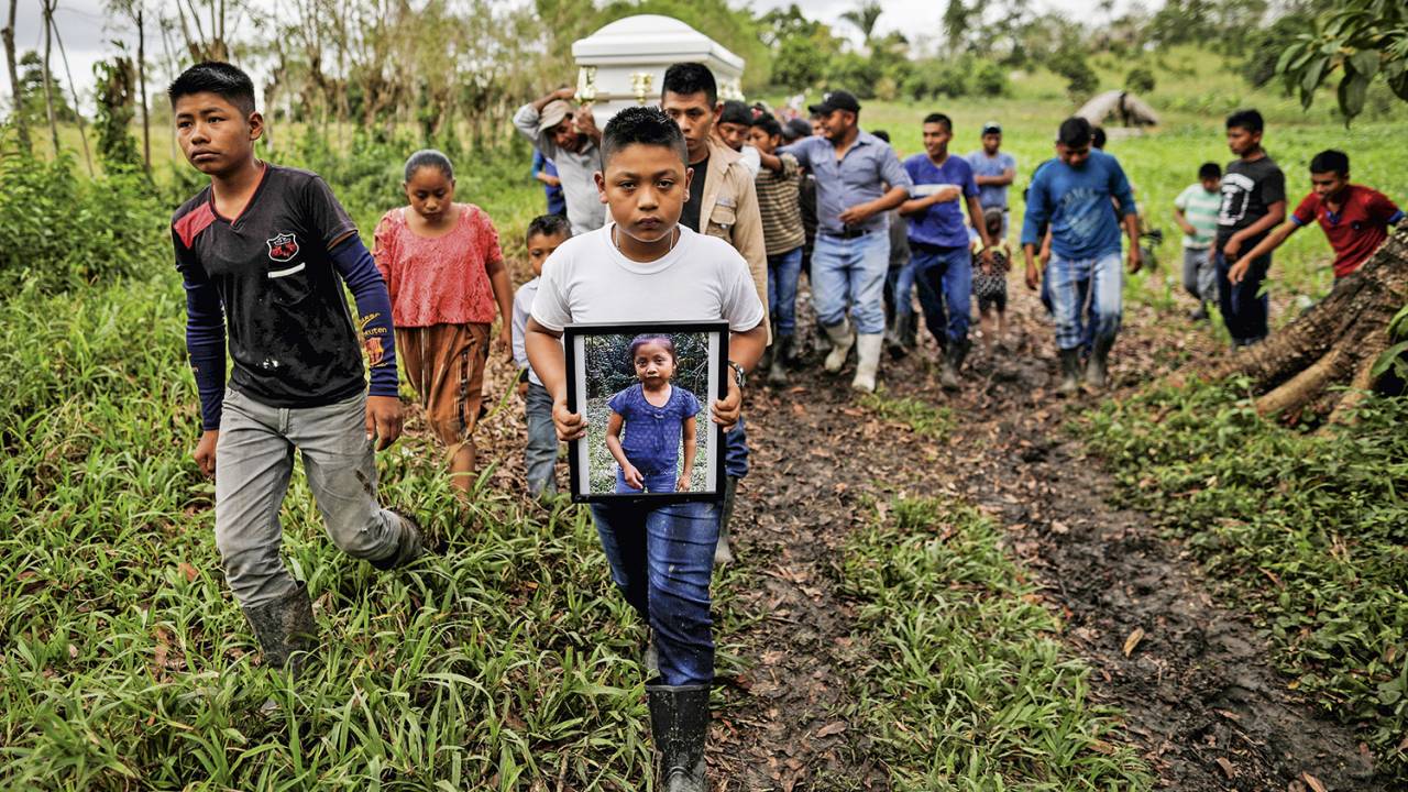 A PRIMEIRA VÍTIMA - O enterro de Jakelin, de 7 anos, em aldeia da Guatemala: o pai nega ter havido desidratação