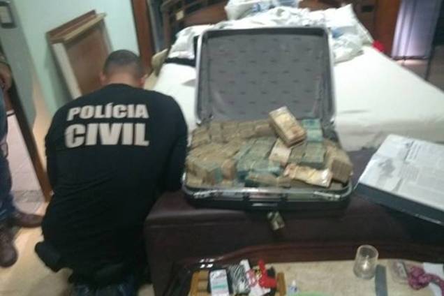 Dinheiro e pedras preciosas são encontrados em imóvel de João de Deus Dinheiro e pedras preciosas são encontrados em imóvel de João de Deus