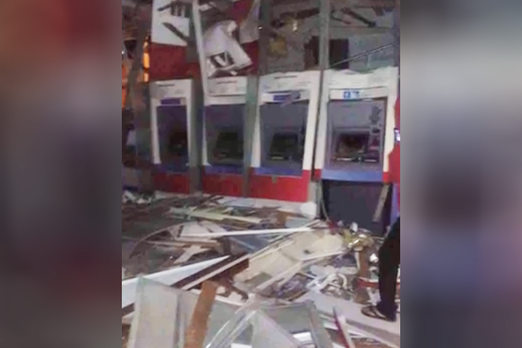 Campos do Jordão: Criminosos explodem bancos e fecham estrada