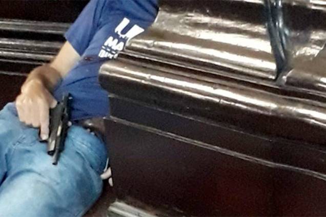 Atirador se mata após abrir fogo contra fiéis na catedral de Campinas (SP) Atirador se mata após abrir fogo contra fiéis na catedral de Campinas (SP)