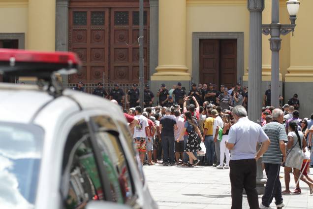 Movimentação em frente à Catedral Metropolitana de Campinas após um atirador abrir fogo contra os fiéis durante a missa - 11/12/2018 Movimentação em frente à Catedral Metropolitana de Campinas após um atirador abrir fogo contra os fiéis durante a missa - 11/12/2018