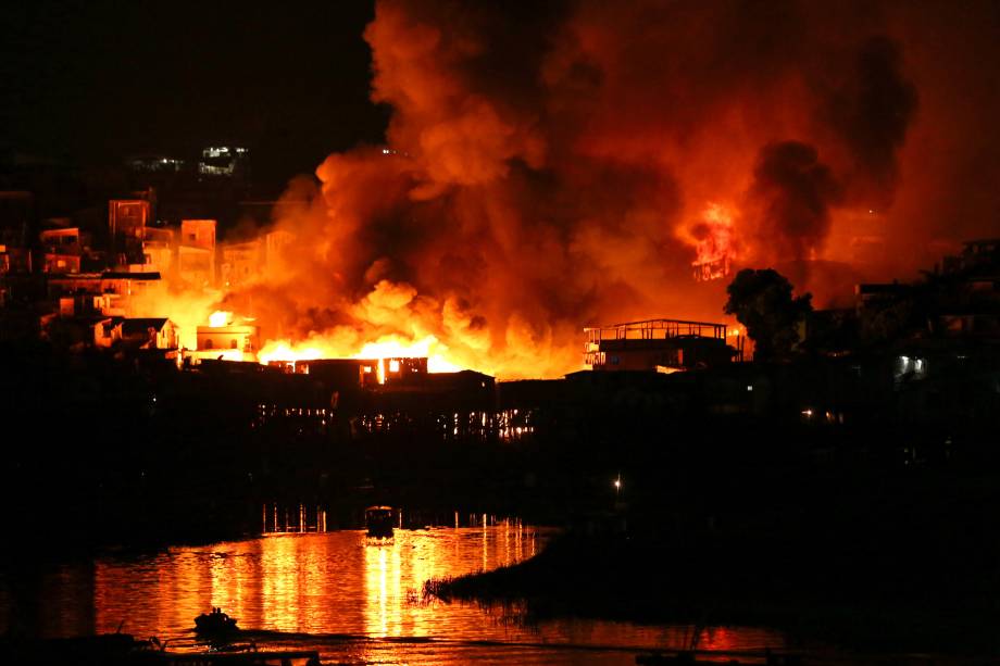 Incêndio de grandes proporções atinge cerca de 600 casas no bairro de Educandos, zona sul de Manaus - 17/12/2018