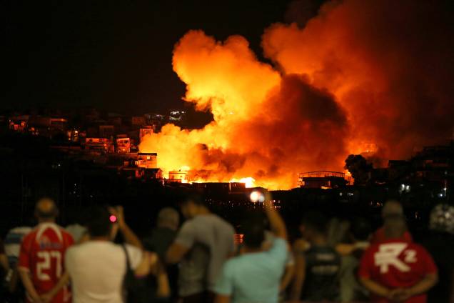 Incêndio de grandes proporções atinge cerca de 600 casas no bairro de Educandos, zona sul de Manaus - 17/12/2018 Incêndio de grandes proporções atinge cerca de 600 casas no bairro de Educandos, zona sul de Manaus - 17/12/2018