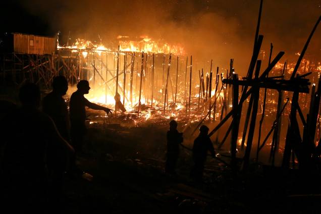 Centenas de casas foram consumidas pelas chamas durante incêndio no bairro Educando, nas margens do Rio Negro em Manaus - 17/12/2018 Centenas de casas foram consumidas pelas chamas durante incêndio no bairro Educando, nas margens do Rio Negro em Manaus - 17/12/2018