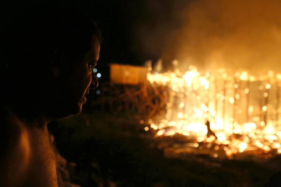 Centenas de casas foram consumidas pelas chamas durante incêndio no bairro Educando, nas margens do Rio Negro em Manaus - 17/12/2018