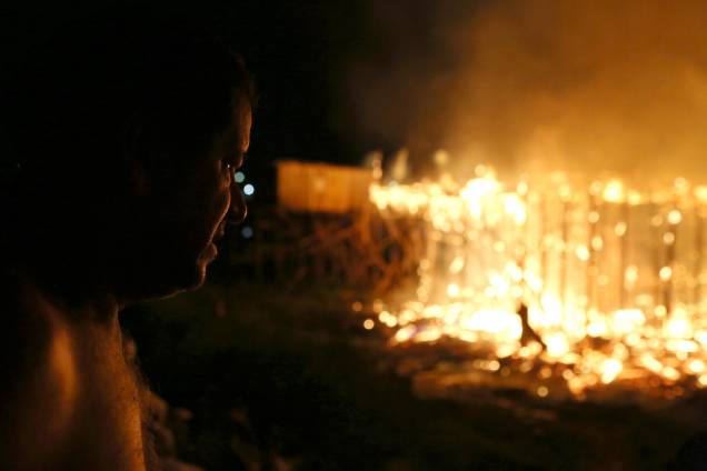Centenas de casas foram consumidas pelas chamas durante incêndio no bairro Educando, nas margens do Rio Negro em Manaus - 17/12/2018 Centenas de casas foram consumidas pelas chamas durante incêndio no bairro Educando, nas margens do Rio Negro em Manaus - 17/12/2018
