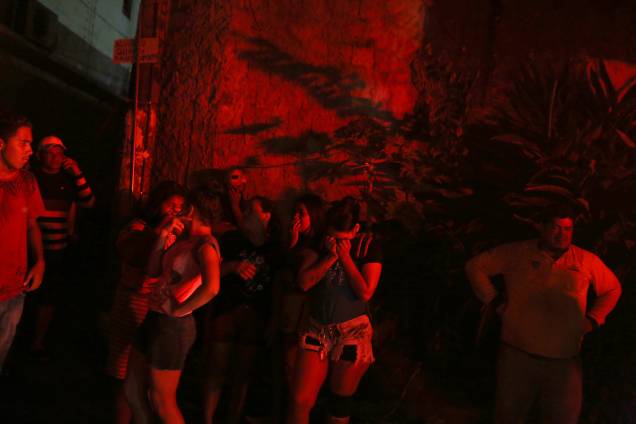 Moradores choram durante incêndio de grandes proporções no bairro de Educandos, zona sul de Manaus - 17/12/2018 Moradores choram durante incêndio de grandes proporções no bairro de Educandos, zona sul de Manaus - 17/12/2018