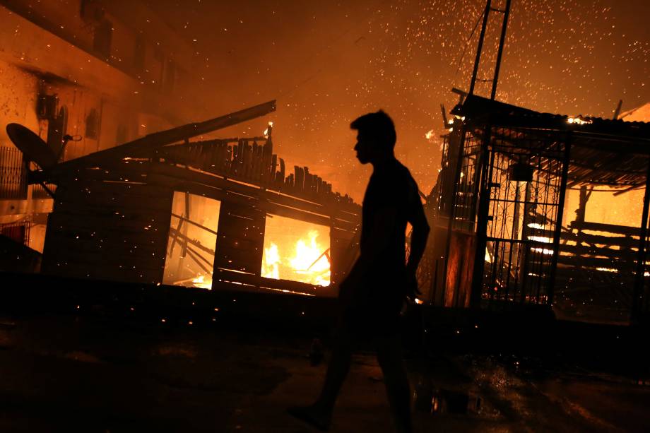 Incêndio de grandes proporções atinge cerca de 600 casas no bairro de Educandos, zona sul de Manaus - 17/12/2018