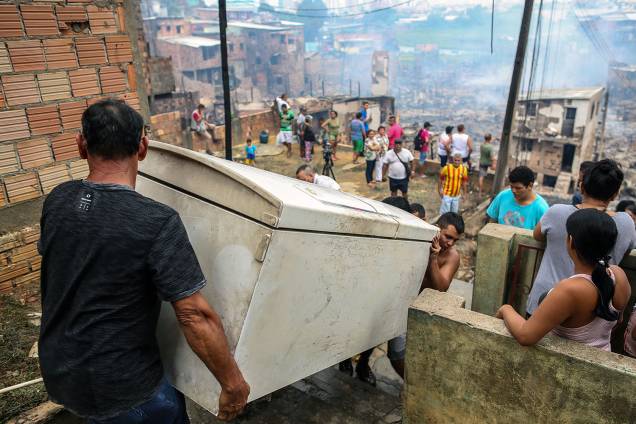 Moradores retiram móveis e eletrodomésticos de suas casas após incêndio de grandes proporções atingir o bairro de Educandos, zona sul de Manaus (AM) - 18/12/2018 Moradores retiram móveis e eletrodomésticos de suas casas após incêndio de grandes proporções atingir o bairro de Educandos, zona sul de Manaus (AM) - 18/12/2018