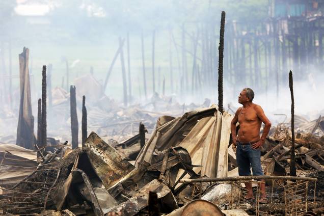Morador observa destruição causada por incêndio de grandes proporções, que atingiu o bairro de Educandos, zona sul de Manaus (AM) - 18/12/2018 Morador observa destruição causada por incêndio de grandes proporções, que atingiu o bairro de Educandos, zona sul de Manaus (AM) - 18/12/2018