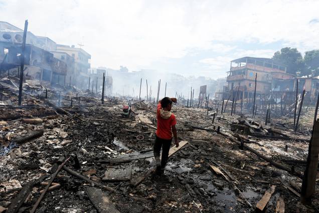 Morador observa destruição causada por incêndio de grandes proporções, que atingiu o bairro de Educandos, zona sul de Manaus (AM) - 18/12/2018 Morador observa destruição causada por incêndio de grandes proporções, que atingiu o bairro de Educandos, zona sul de Manaus (AM) - 18/12/2018